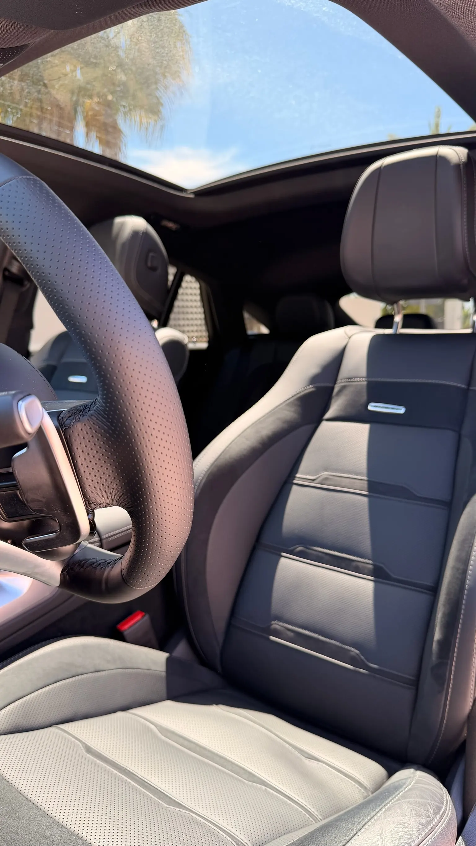 Mercedes-AMG GLE 53 cockpit with AMG Performance steering wheel, MBUX dual display, Apple CarPlay and AMG aluminium sport pedals