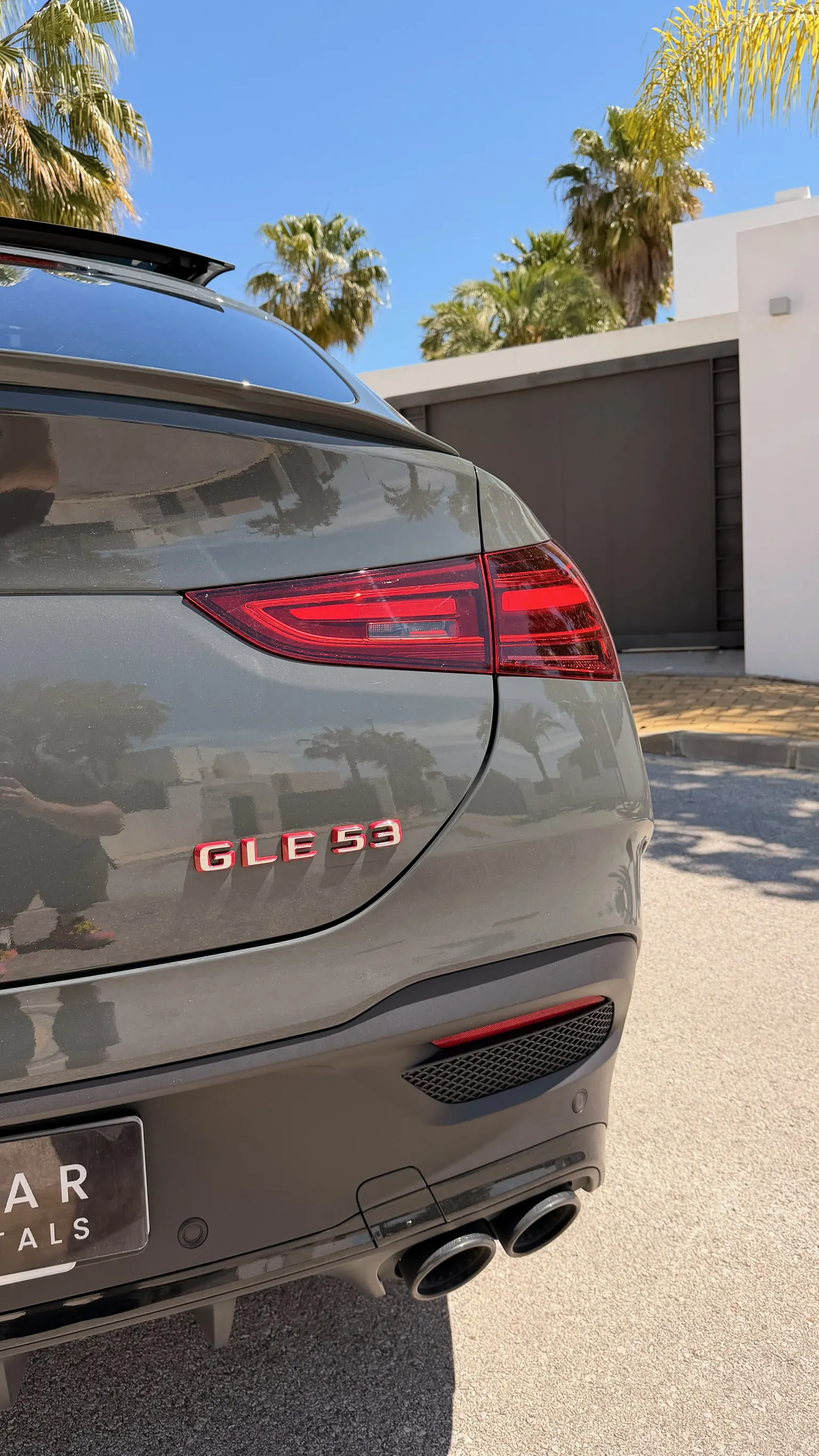 Mercedes-AMG GLE 53 front left fender detail with AMG TURBO Hybrid badge and 22-inch multi-spoke two-tone AMG wheel