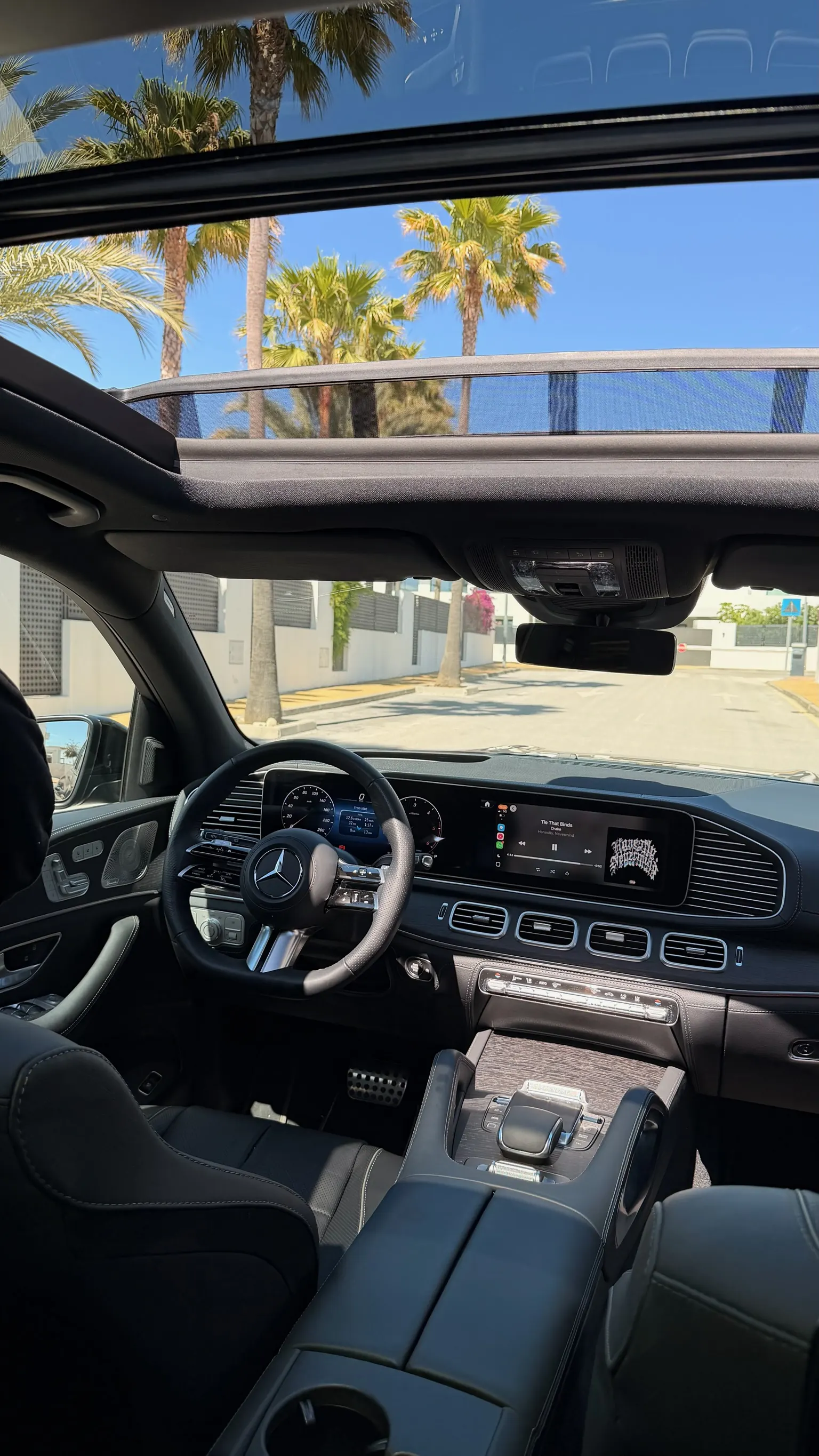 Mercedes-Benz GLS 580 facelift 2024 cockpit with dual MBUX display, two-spoke steering wheel, active Apple CarPlay and fine wood centre console