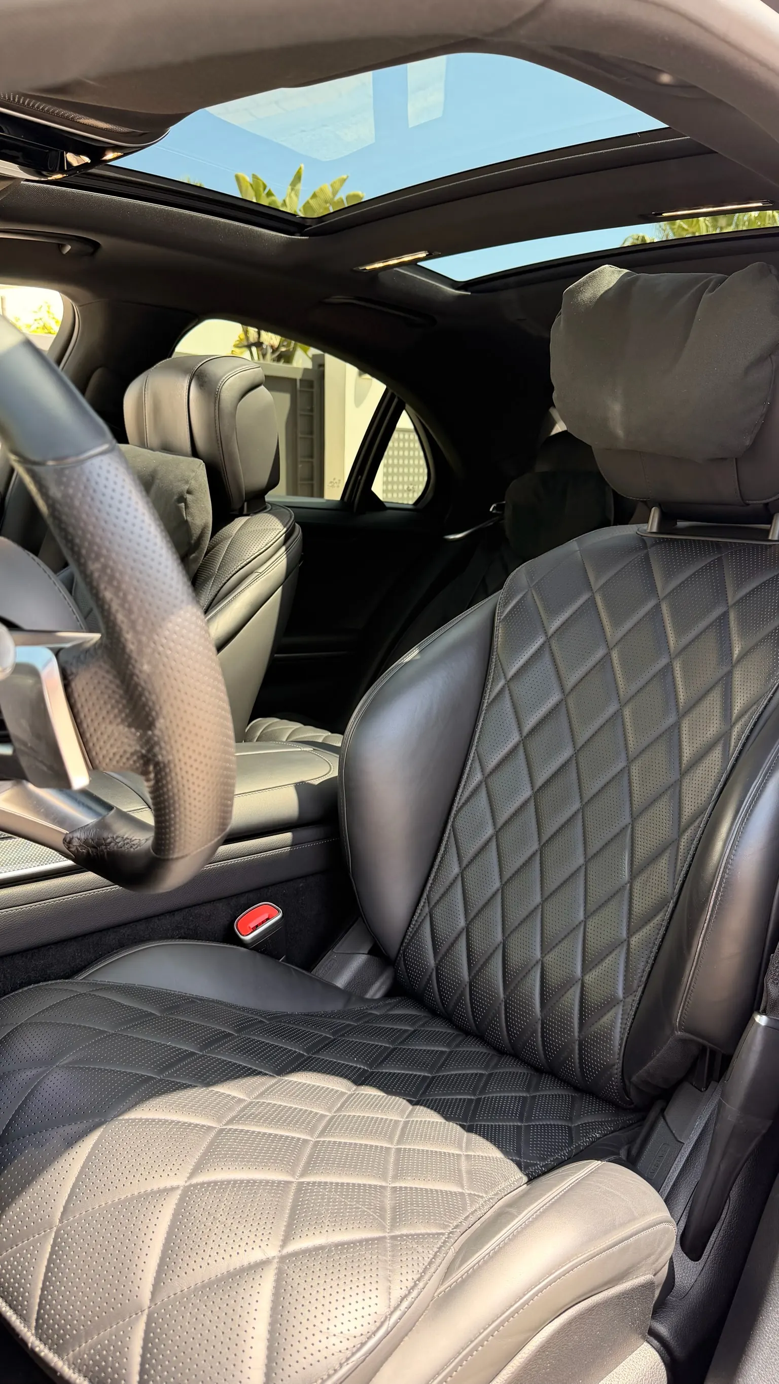 Mercedes-Benz S 580 e front seats in black Nappa leather with exclusive diamond stitching, Comfort headrests and panoramic glass roof