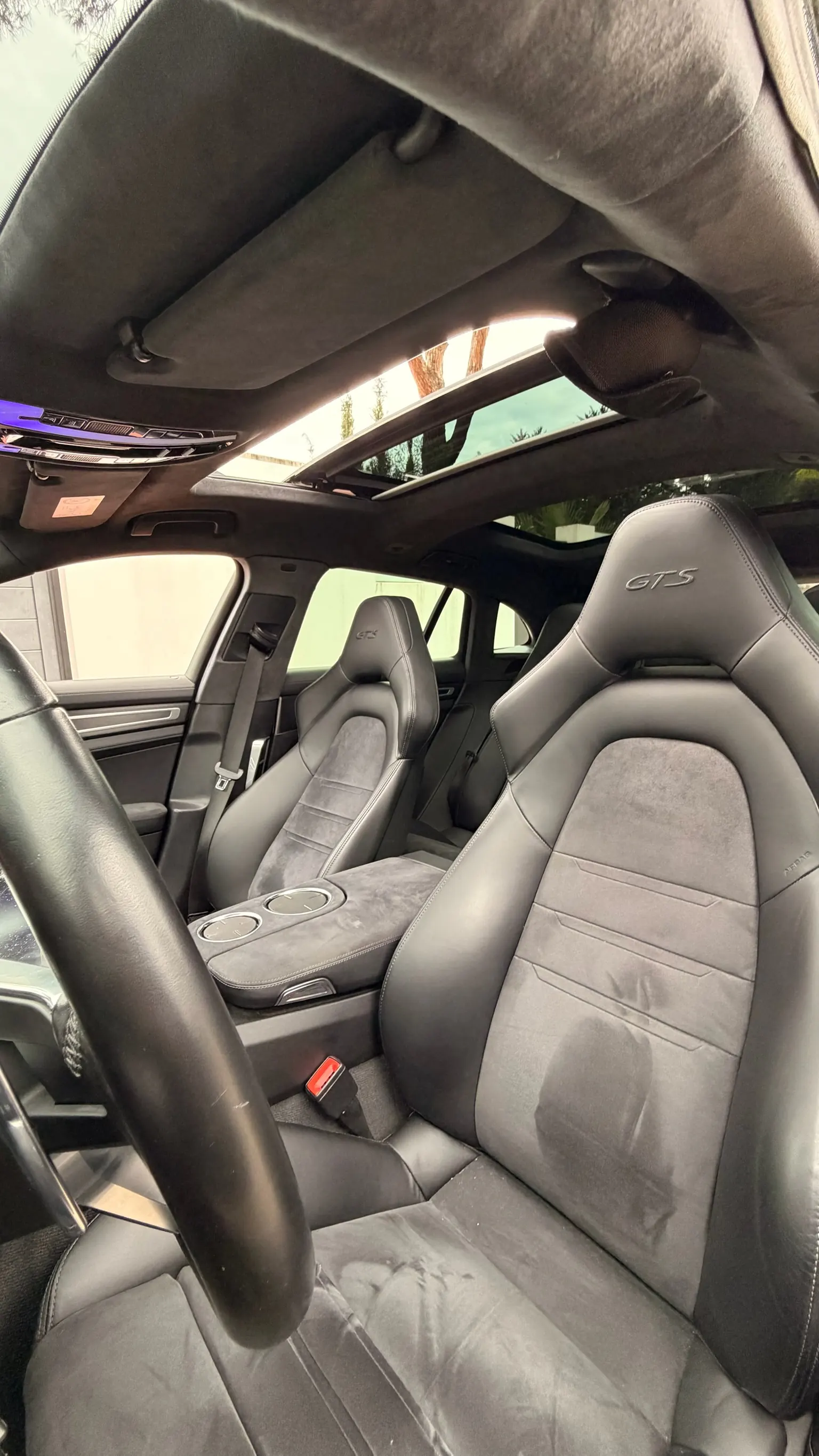 18-way adaptive sport seats in leather and Alcantara with GTS logo, full-length panoramic roof